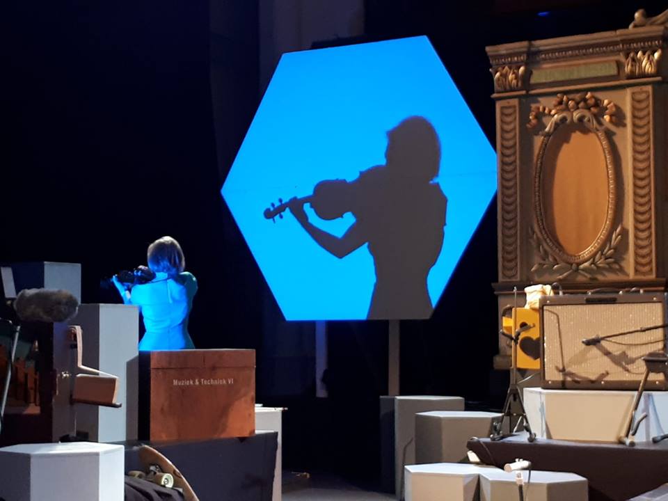 silhouet van de violist te zien in een blauw scherm